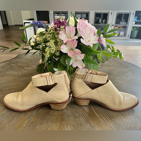 Cut out cream ankle booties - Picture 2 of 8